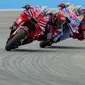 Pembalap Ducati Lenovo, Francesco Bagnaia, terlibat duel sengit dengan pembalap Gresini Racing, Marc Marquez, dalam balapan keempat MotoGP 2024 di Sirkuit Jerez, Andalusia, Spanyol, Minggu (28/4/2024). (AP Photo/Jose Breton)