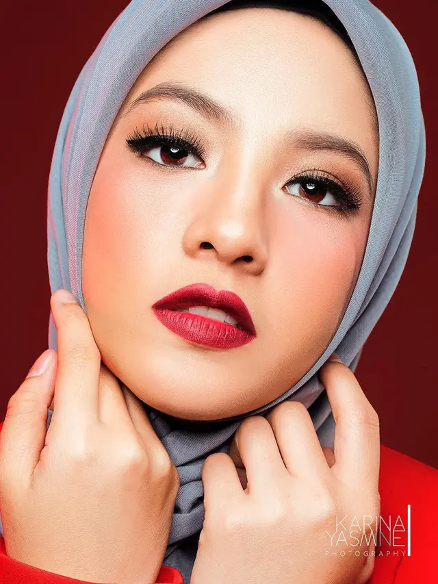[Bintang] Lipstik Merah Natasha Rizki Ini Cocok untuk Perempuan Berhijab
