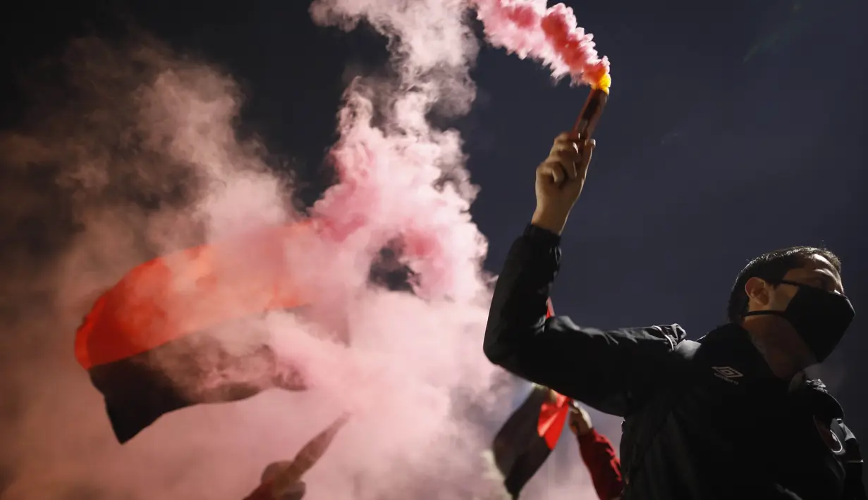 Suporter Newell's Old Boys melakukan aksi turun ke jalan di Rosario, Argentina, Kamis (27/8/2020). Dalam aksi tersebut mereka meminta klub memboyong kembali Lionel Messi. (AP Photo/Natacha Pisarenko)