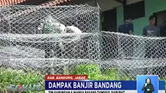Sebagian warga juga masih melakukan upaya bersih-bersih di dalam rumah akibat perabotannya yang hancur diterjang banjir.