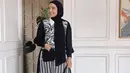 <p>Untuk inspirasi outfit berhijab, busana Zaskia Sungkar bisa dicontoh. Memadukan warna hitam dengan motif salur dan abstrak untuk gaya tidak membosankan. [Instagram/zaskiasungkar15]</p>