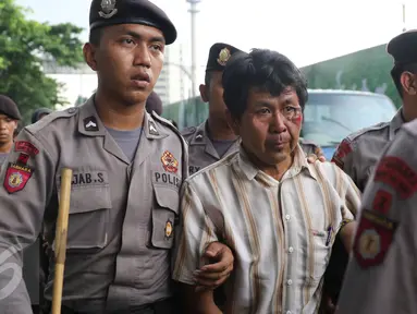 Seorang pengemudi Go-Jek bernama Siswanto (tengah) menjadi korban dari amukan oknum sopir taksi yang berada di dekat gedung TVRI Senayan, Jakarta, (22/3).Pria ini mengaku dihadang dan dipukuli oleh sejumlah pengemudi taksi. (Liputan6.com/Herman Zakharia)