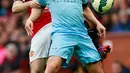 Gelandang Manchester City, Samir Nasri (depan) mengontrol bola dari kejaran pemain MU Daley Blind saat Laga Liga Premier Inggris di Old Trafford, Minggu (12/4/2015). Manchester United menang 4-2 atas City. (Reuters/Jason Cairnduff)