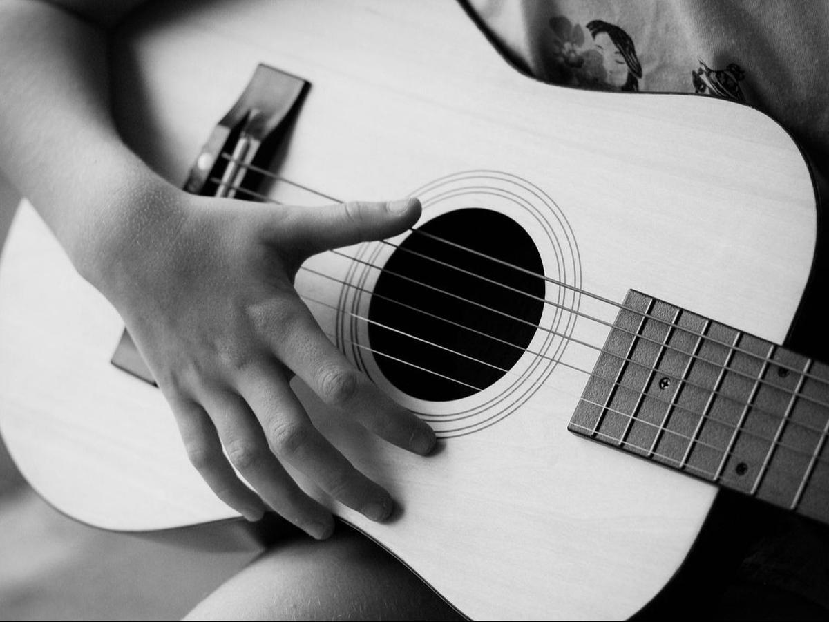 Cara Stem Gitar: Tuner