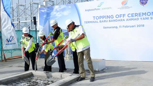 Penutupan atap (topping off) terminal baru Bandara Internasional Ahmad Yani Semarang. (Foto: Hidya Anindyati)