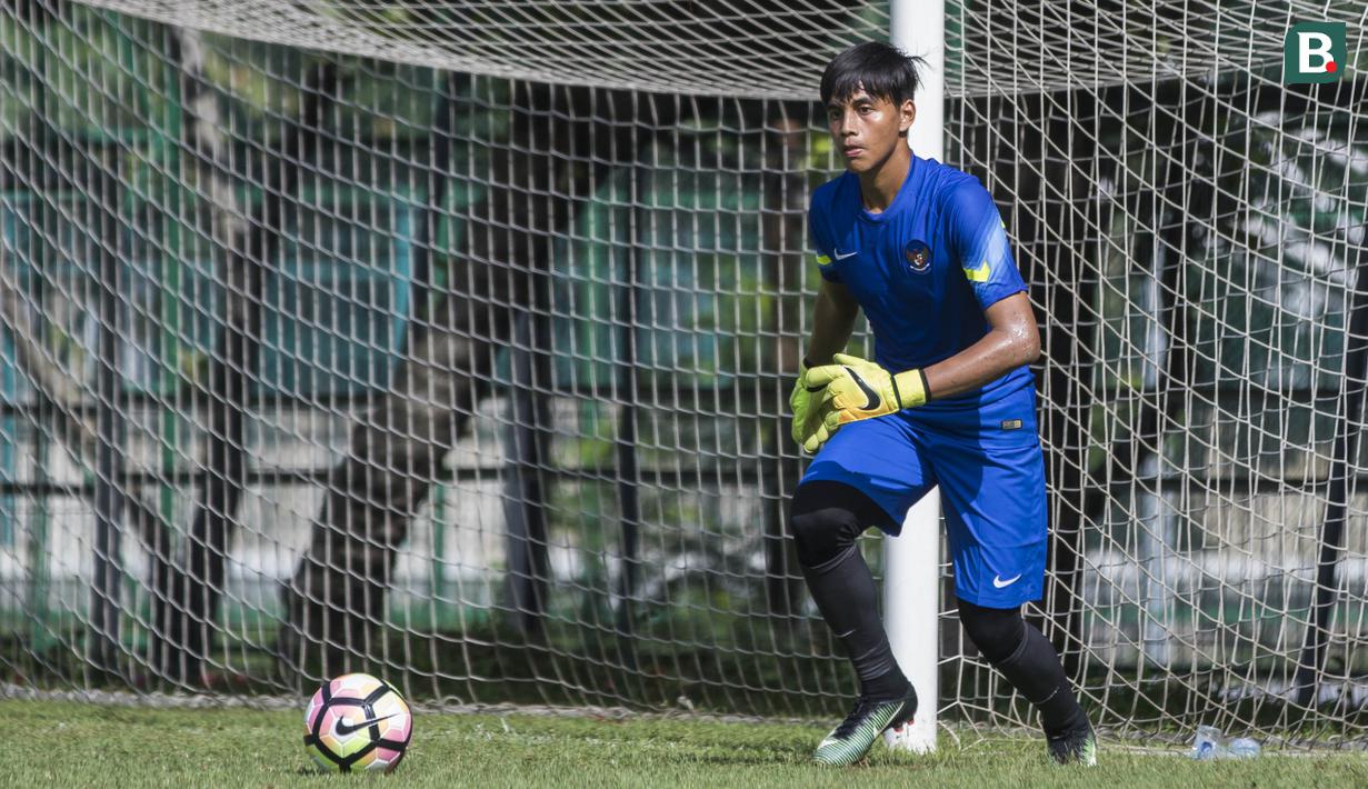 Kiper Timnas Indonesia U-19, Rakasurya Handika, bersiap menendang bola saat latihan di Lapangan ABC Senayan, Senin (19/2/2018). Pemusatan ini akan berlangsung selama satu pekan, yakni 18-25 Februari. (Bola.com/Vitalis Yogi Trisna)
