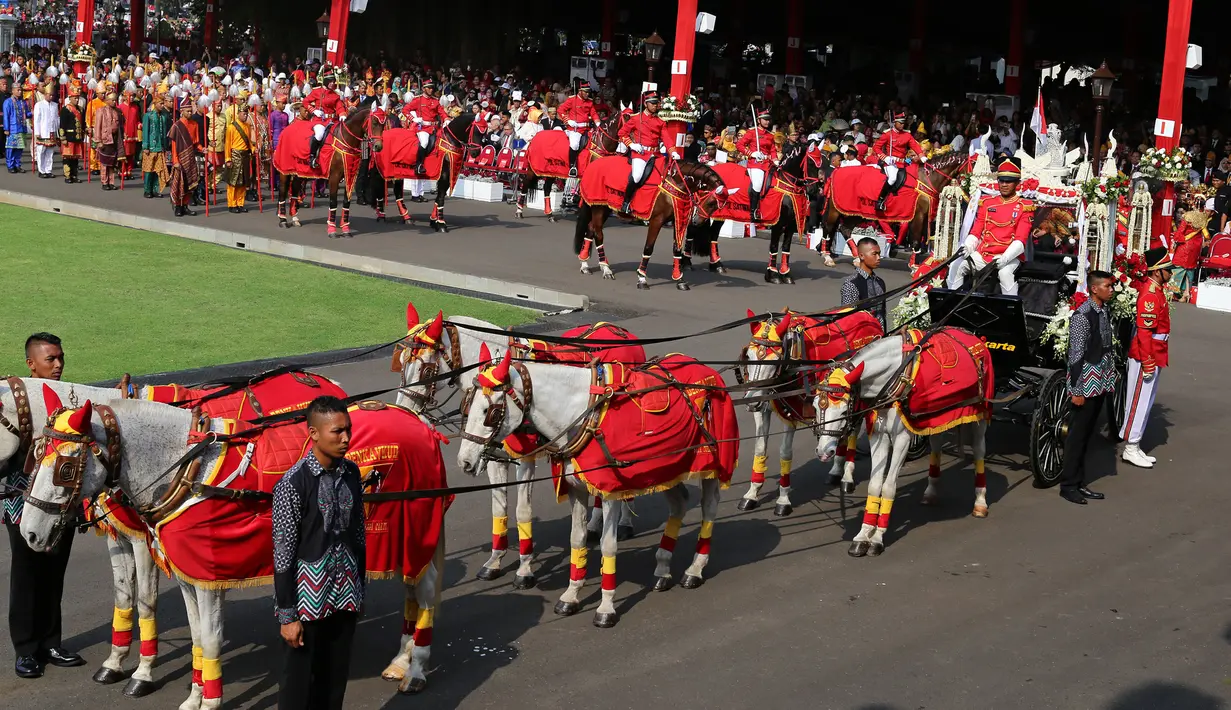 Kereta kencana pembawa duplikat bendera pusaka memasuki Istana Merdeka saat Upacara Peringatan Detik-detik Proklamasi Kemerdekaan ke-73, Jakarta, Jumat (17/8). HUT ke-73 RI mengambil tema Kerja Kita Prestasi Bangsa. (Liputan6.com/HO/Bian)
