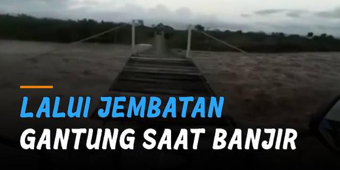 VIDEO: Ngeri, Pemotor Lalui Jembatan Gantung Saat Arus Sungai Kencang