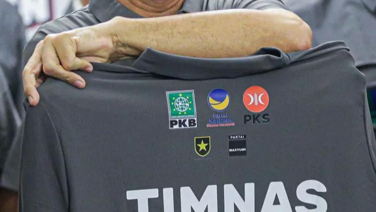 Di belakang baju itu terdapat lima loga partai pendukung pasangan AMIN dengan tulisan besar "TIMNAS".