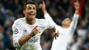 Gelandang Real Madrid, Cristiano Ronaldo melakukan selebrasi usai mencetak gol kegawang Wolfsburg di leg kedua liga Champions di Santiago Bernabeu, Spanyol (13/4). Madrid menang atas Wolfsburg dengan skor 3-0. (Reuters/Juan Medina)