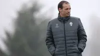 Pelatih Juventus, Massimiliano Allegri, memantau latihan anak asuhnya jelang laga Liga Champions melawan Sevilla di Vinovo, Italia, Senin (21/11/2016). Si Nyonya Tua membutuhkan kemenangan untuk memimpin klasemen Grup H. (AFP/Marco Bertorello)