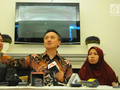 Merdian Agustin, Istri Almarhum Eka Suganda, Korban Kecelakaan Lion Air JT 610 (Kanan) didampingi Hary Ponto (Tengah) dan Denny Kailimang (kiri) saat konferensi pers terkait penyelesaian klaim asuransi bagi korban kecelakaan Lion Air JT 610, Jakarta, Senin (8/4). (Liputan6.com/Angga Yuniar)