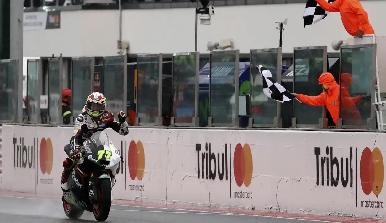 Pebalap Moto 2, Dominique Aegerter dari Swiss menjadi yang tercepat pada balapan San Marino Motorcycle Grand Prix di Sirkuit Marco Simoncelli, San Marino (10/9/2017). (AP/Antonio Calanni)