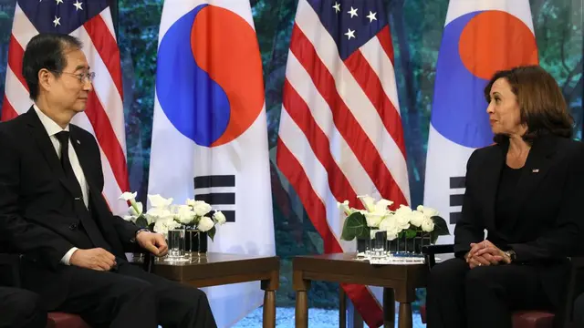 Wakil Presiden AS Kamala Harris dan Perdana Menteri Korea Selatan Han Duck-soo di Tokyo.