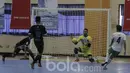 Kiper BJL 2000 Shiba, Albagir, berusaha menghalau bola untuk mengamankan gawangnya. Sebelum penalti skor BJL 2000 Shiba vs Vamos Mataram adalah 2-2. (Bola.com/M Iqbal Ichsan)