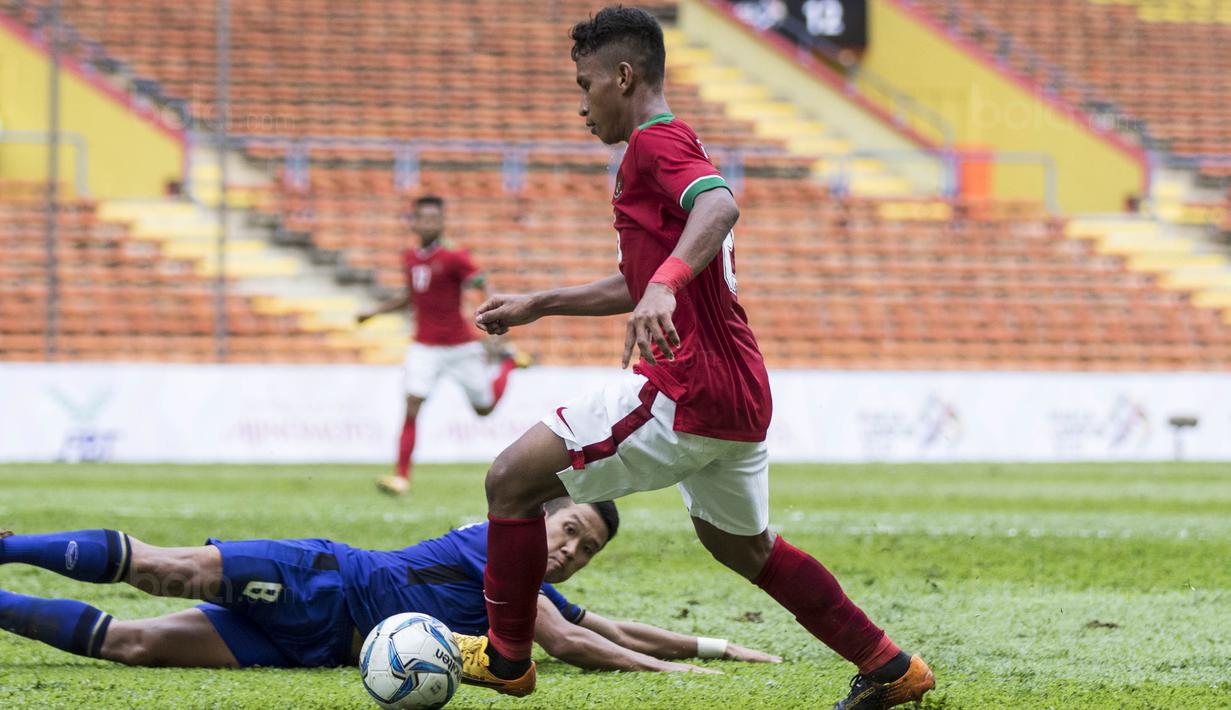 Gelandang Timnas Indonesia, Osvaldo Haay, mengocek hingga pemain Thailand terjatuh pada laga SEA Games di Stadion Shah Alam, Selangor, Selasa (15/8/2017). Kedua negara bermain imbang 1-1. (Bola.com/Vitalis Yogi Trisna)