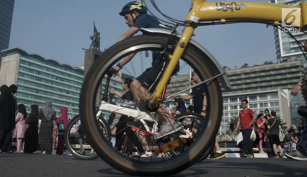 Warga menaiki sepeda saat Car Free Day di Jalan MH Thamrin, Jakarta, Minggu (16/6/2019). Pemprov DKI Jakarta kembali memberlakukan HBKB atau car free day di Jalan MH Thamrin dan Jalan Jenderal Sudirman pascalibur lebaran setiap hari Minggu mulai pukul 06.00 - 11.00 WIB. (Liputan6.com/Angga Yuniar)