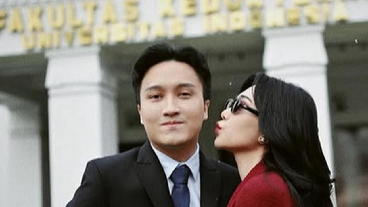 Selamat! Potret Rayhan Maditra Suami Isyana Sarasvati Raih Gelar Spesialis Kedokteran Jiwa dari Universitas Indonesia