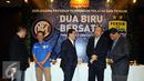 Presiden Inter Milan, Erick Thohir (tengah) berbicang dengan Dirut PT PBB, Glenn Sagita (kedua kanan) jelang keberangkatan pelatih dan pemain Persib mengikuti program pembinaan di Italia, Jakarta, Rabu (13/1/2016). (Liputan6.com/Helmi Fithriansyah)