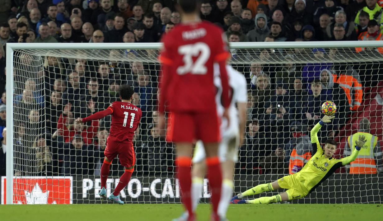Liverpool lagi-lagi mendapatkan hadiah penalti pada menit ke-33. Ayling terbukti menarik Sadio Mane yang sedang berlari menerobos kotak penalti usai wasit meninjau VAR. Mo Salah kembali menjadi algojo dan menghasilkan gol ketiga Liverpool. The Reds unggul 3-0 hingga waktu turun minum. (AP/Jon Super)