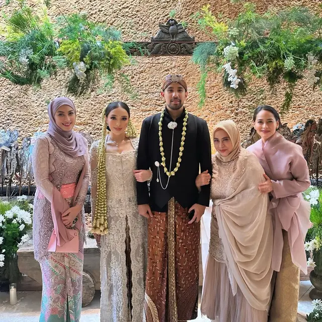 6 Potret Pernikahan Amanda Zahra dengan Adli, Tampil Anggun Pakai Kebaya Putih