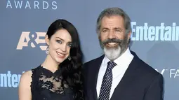 Kemesraan pasangan Mel Gibson dan Rosalind Ross di karpet merah Critic's Choice Awards 2016 di California, Minggu (11/12). Menemani sang aktor, Rosalind tampil cantik dalam balutan gaun hitam terbuat dari bahan lace. (Frazer Harrison/Getty Images/AFP)