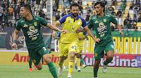 Pertandingan Barito Putera vs Persebaya Surabaya pada pekan kedua BRI Liga 1 2023/24 yang berlangsung di Stadion Gelora Bung Tomo, Surabaya, Sabtu (8/7/2023) sore WIB. (Wahyu Pratama/Bola.com)