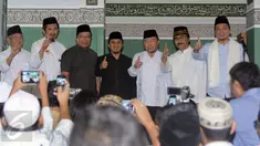 Sejumlah balon pemimpin Jakarta hasil rekomendasi Majelis Pelayan Jakarta berfoto usai memberi pengantar di Masjid Al Azhar Jakarta, Jumat (10/6). MPJ merekomendasikan tujuh nama balon Gubernur Jakarta 2017-2022. (Liputan6.com/Helmi Fithriansyah)