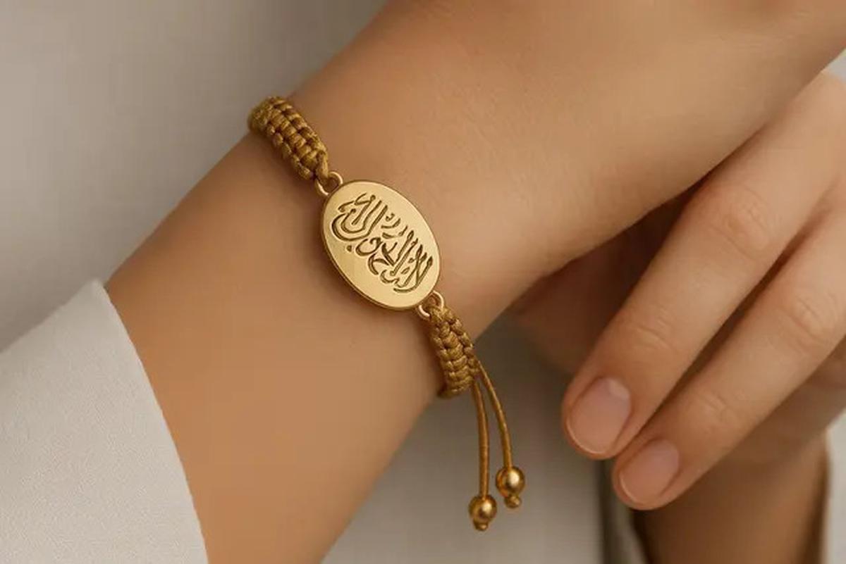 6 Koleksi Gelang Islami Kulit Kombinasi Emas yang Elegan dan Modern