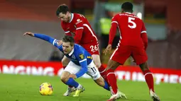 Pemain Brighton Leandro Trossard (kiri) berebut bola dengan pemain Liverpool Andrew Robertson pada pertandingan Liga Inggris di Anfield Stadium, Liverpool, Inggris, Rabu (3/2/2021). Brighton menang 1-0. (Phil Noble/Pool via AP)