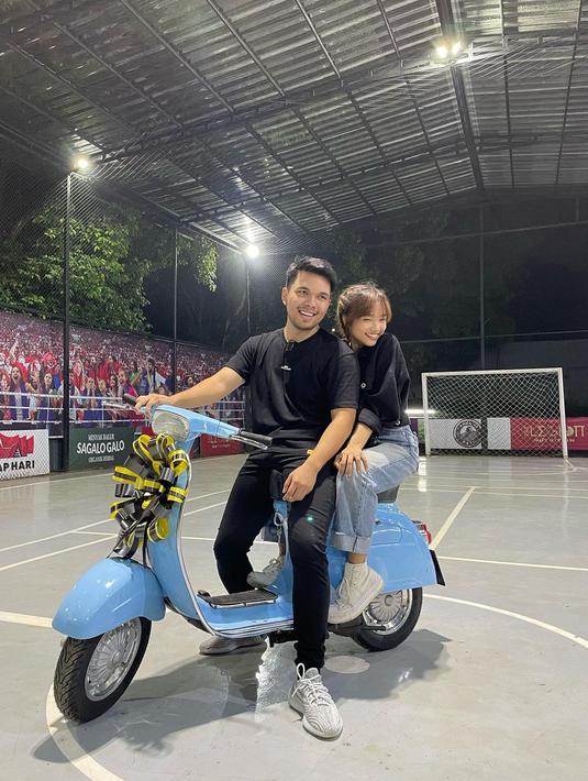 Keseruan pacaran Fuji dan Thariq Halilintar, mereka duduk di atas vespa yang sedang berhenti. (Foto: Instagram/@fuji_an)
