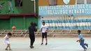 Bintang sepak bola David Beckham bermain sepak bola bersama anak-anak di kawasan pemukiman kumuh 1-11-14 di Buenos Aires, Senin (9/11/2015). Beckham berada Argentina untuk membuat film dokumenter tentang sepak bola. (AFP/FIXER-Argentina/Macarena GAGLIARD)