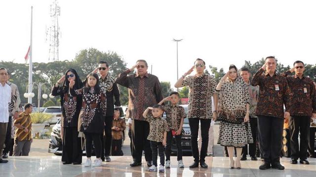 Momen SBY dan Keluarga Ziarah Makam Di Hari Ulang Tahun Ani Yudhoyono