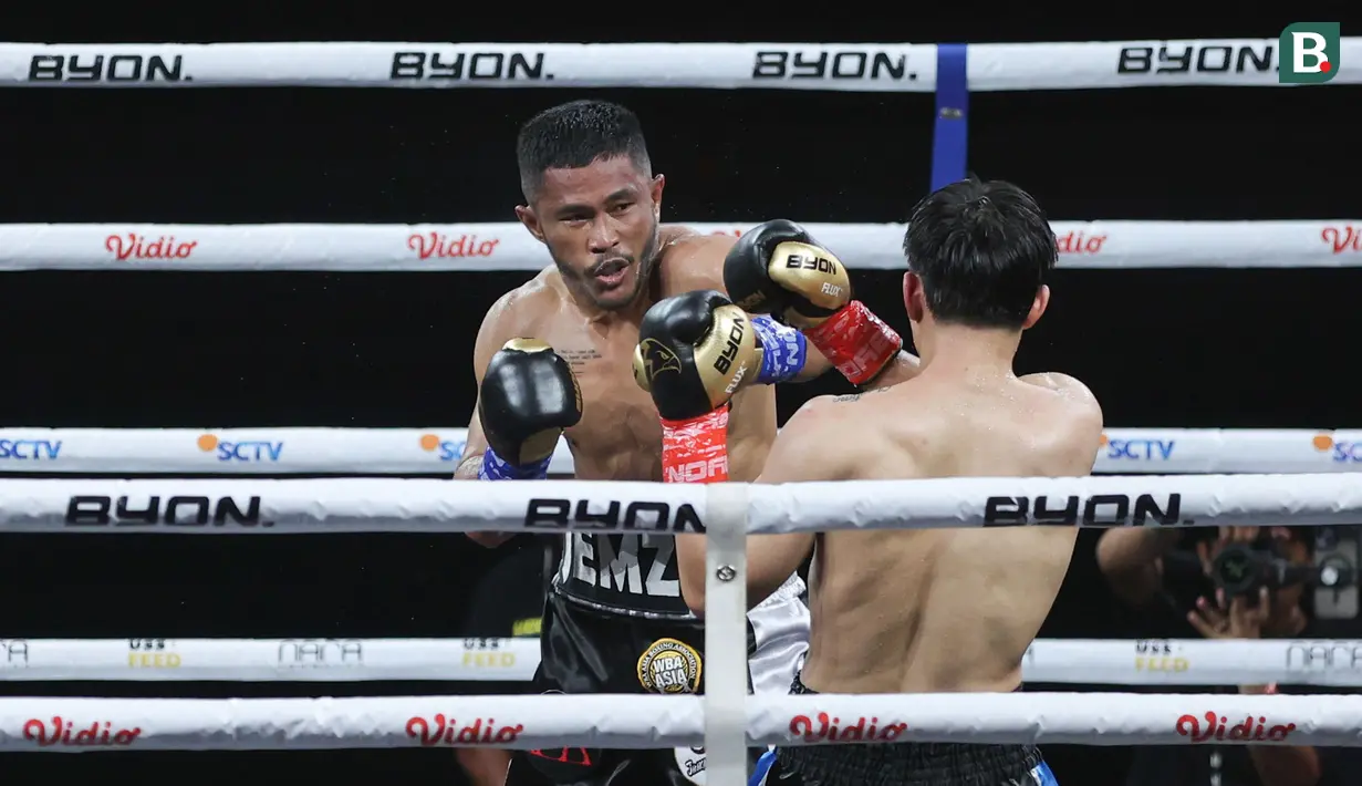 Saat ronde ketujuh berakhir, Pawitchaya tidak lagi mampu melanjutkan pertarungan. Wasit menghentikan laga, memastikan Jemz Mokoginta menang TKO setelah ronde ketujuh dan meraih Sabuk WBA East Title. (Bola.com/M Iqbal Ichsan)