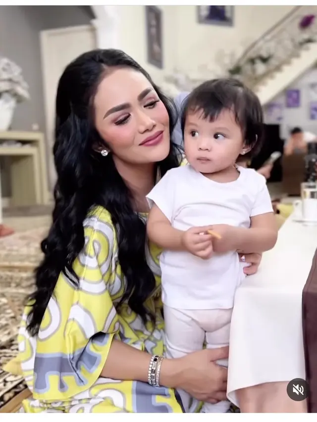 Krisdayanti main bareng sang cucu Ameena saat buka puasa bersama (Foto: Instagram krisdayantilemos)