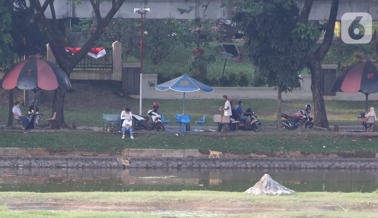 Warga beraktivitas di kawasan Taman Mini Indonesia Indah, Jakarta, Minggu (22/8/2021). TMII kembali dibuka mulai 06.00-18.00 WIB namun terbatas hanya untuk kegiatan berolahraga outdoor atau luar ruangan dan dengan syarat menunjukkan sertifikat vaksinasi covid-19. (Liputan6.com/Herman Zakharia)