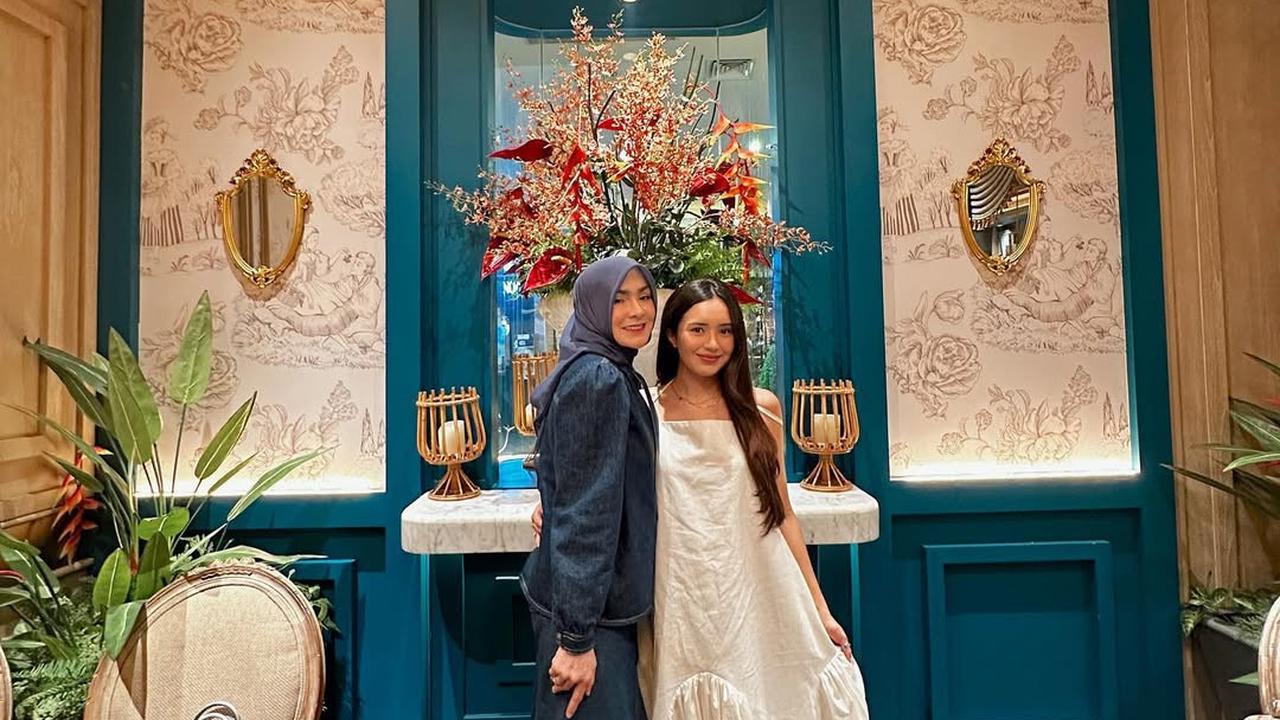 Keluarga Good Looking, Ini 7 Potret Beby Tsabina Bareng Ibu dan Adiknya yang Cantik Semua