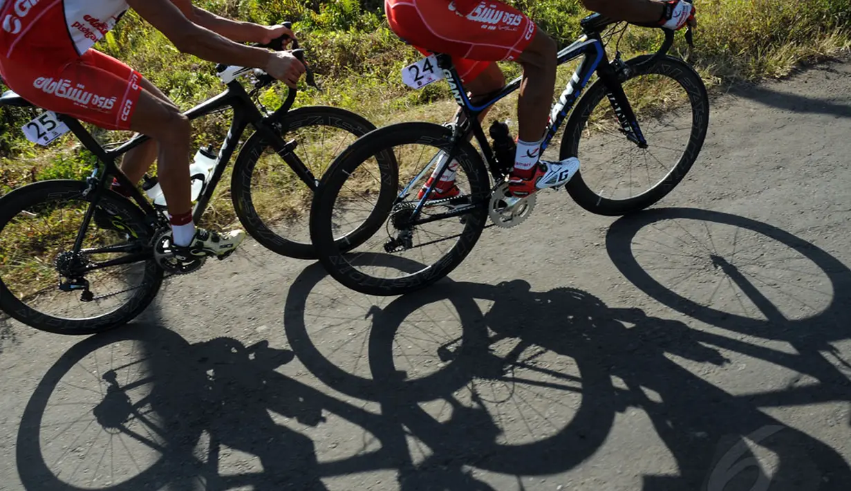 Pebalap Iran, Azer Ramin Mehrabani (depan) bersama rekan setimnya saat akan melintasi salah satu tanjakan yang ada di etape 3 Internasional Tour De Banyuwangi Ijen, (18/10/2014). (Liputan6.com/Helmi Fithriansyah)