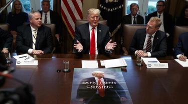 Presiden AS Donald Trump dan posternya yang terinspirasi Game of Thrones (Evan Fucci / AP PHOTO)