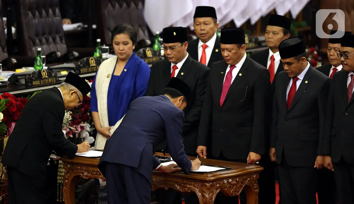 Joko Widodo atau Jokowi (kanan) dan Ma'ruf Amin (kiri) menandatangani berkas saat dilantik menjadi Presiden dan Wakil Presiden RI periode 2019-2024 di Gedung Nusantara, Jakarta, Minggu (20/10/2019).  Jokowi dan Ma'ruf Amin resmi menjadi Presiden dan Wakil Presiden RI. (Liputan6.com/JohanTallo)