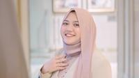 Makeup artist Ikawati Fitria rayakan 10 tahun berkarya dengan tema &ldquo;The Beauty of Love.&rdquo; Ia pernah merias wajah Via Vallen, Dinda Hauw, hingga Lesti Kejora. (Foto: Dok. Koleksi Pribadi Ikawati Fitria)