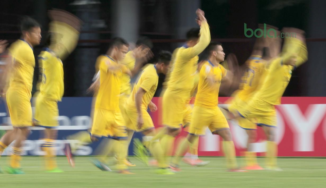 Cara pemain Song Lam Nghe An FC melakukan pemanasan saat sesi latihan Piala AFC 2018 di Stadion Utama GBK, Senayan, Jakarta, (13/3/2018). Song Lam Nghe An FC akan melawan Persija di Grup H. (Bola.com/Nick Hanoatubun)