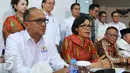 Menkeu Sri Mulyani bersama Ketum Kadin Indonesia, Rosan Roeslani dan sejumlah pengusaha anggota Kadin Indonesia memberi keterangan usai mengikuti program pengampunan pajak (tax amnesty) di Dirjen Pajak, Jakarta, Selasa (27/9). (Liputan6.com/Angga Yuniar)