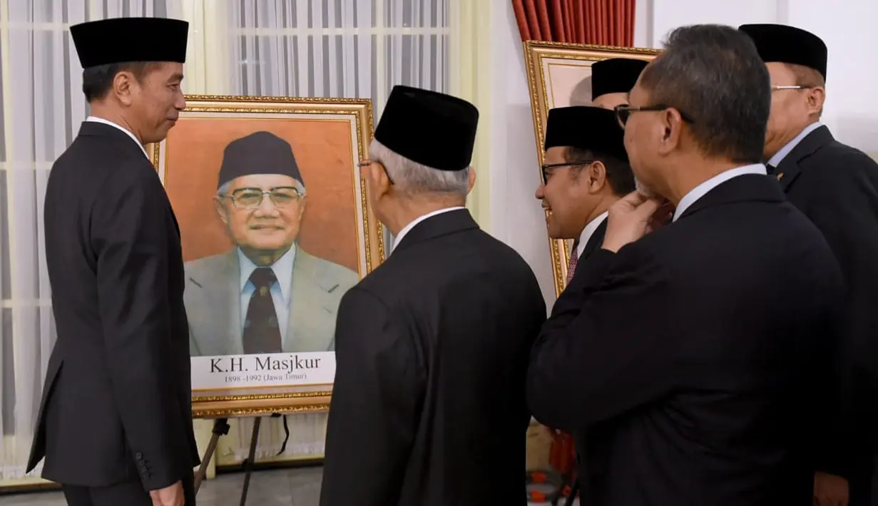 Presiden Joko Widodo (kiri) bersama Wakil Presiden Ma'ruf Amin (kedua kiri) melihat-lihat foto KH Masjkur di Istana Negara, Jakarta, Jumat (8/11/2019). KH Masjkur mendapat gelar Pahlawan Nasional berdasarkan Keppres Nomor 120/TK/Tahun 2019. (Foto: Lukas-Biro Pers Sekretariat Presiden)