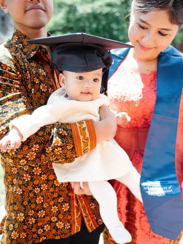 Lulus S2, Erina Gudono Akhirnya Perlihatkan Wajah Gemas Bebingah yang Tampil Kembar di Hari Wisuda