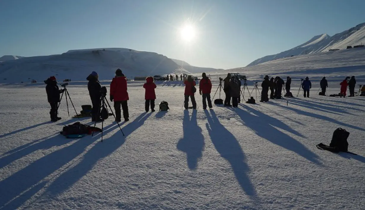 Sejumlah wisatawan saat menanti fenomena gerhana matahari total dari Kepulauan Svalbard, Norwegia, Jumat (20/3/2015). (AFP PHOTO/STAN HONDA)