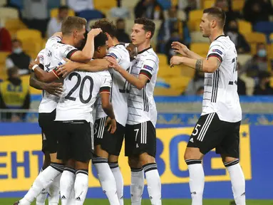 Para pemain Jerman merayakan gol yang dicetak oleh Matthias Ginter ke gawang Ukraina pada laga UEFA Nations League di Stadion Olimpiyskiy, Minggu (11/10/2020). Jerman menang dengan skor 2-1. (AP Photo/Efrem Lukatsky)