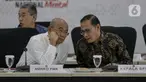 Menko Bidang PMK, Muhadjir Effendy berbincang dengan Kepala BPS Suhariyanto sebelum memimpin rakor tingkat menteri di Kantor Kemenko PMK, Jakarta, Kamis (20/2/2020). Rakor membahas kebijakan transformasi subsidi terkait isu rencana pemerintah mencabut subsidi elpiji 3kg. (Liputan6.com/Faizal Fanani)