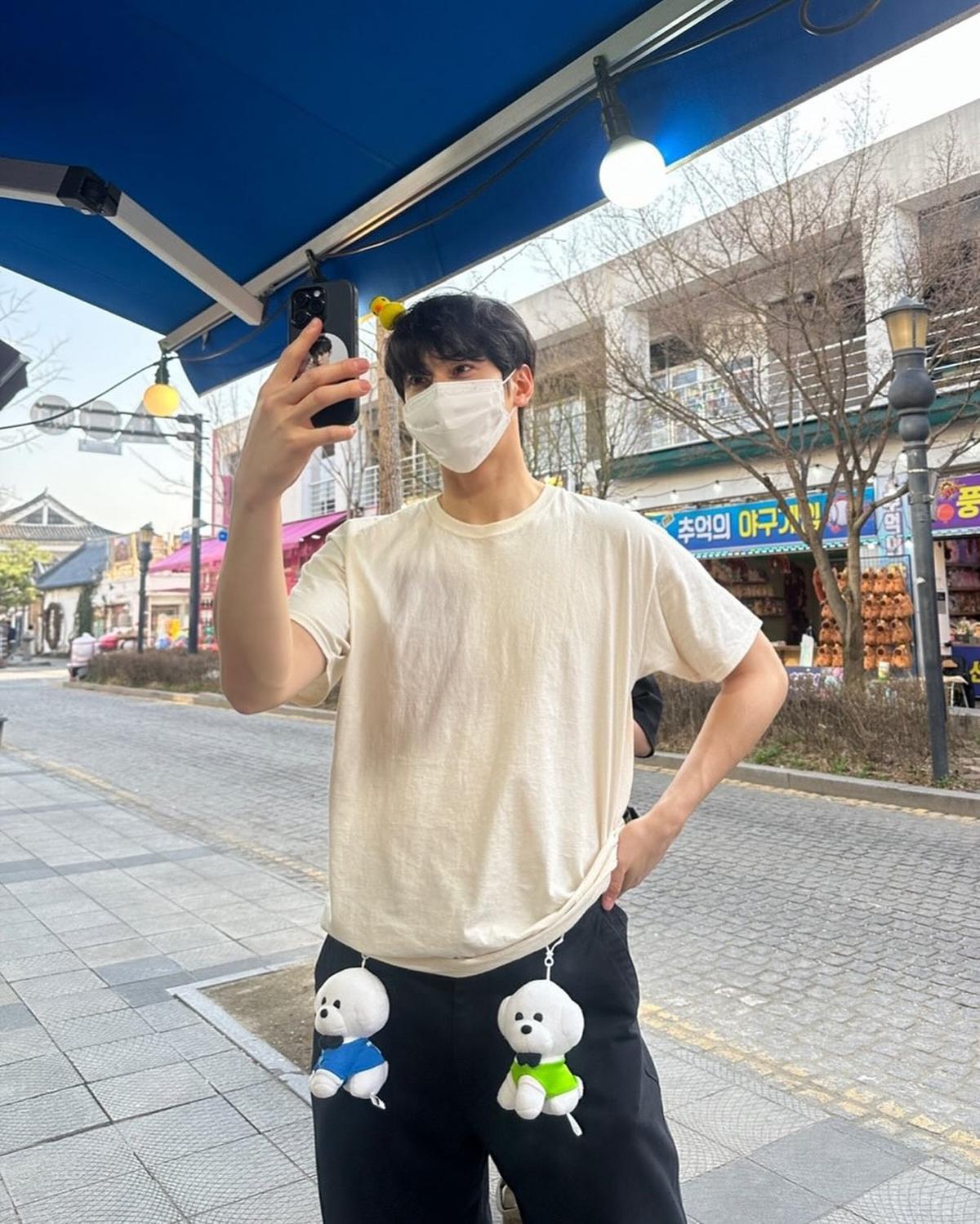 Potret Terbaru Cha Eun Woo di Area Bermain, Sumringah Sambut Musim Semi