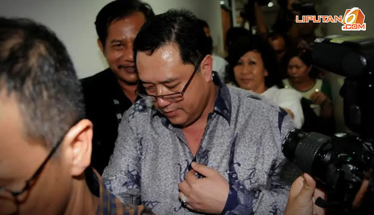 Budi Susanto, terdakwa kasus pengadaan alat simulator SIM tertunduk lesu saat meninggalkan Pengadilan Tipikor Jakarta (Liputan6.com/Helmi Fithriansyah)